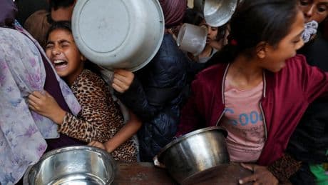 Al menos 29 niños y ancianos han muerto de hambre en Gaza en las últimas horas mientras la ayuda entra a cuentagotas