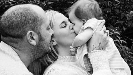 Raccolta fondi per il figlio malato di cancro, il bimbo muore ma i genitori non restituiscono i soldi: «Ci porteremo l'altra figlia a Disneyland»