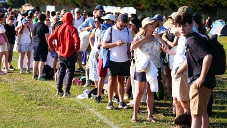 Acampar toda la madrugada para ver a Alcaraz por 400 euros o la más extraña tradición de Wimbledon: "Esto es un festival, si no consigo entrada me da igual"