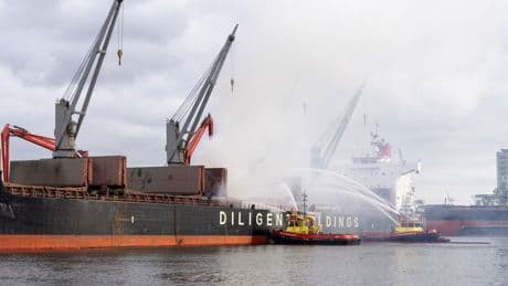 Brand op vrachtschip vol schroot in Amsterdamse haven is uit
