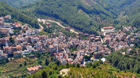 El pueblo de montaña donde creció Aitana con un legado medieval: con montañas y famoso por sus cerezas