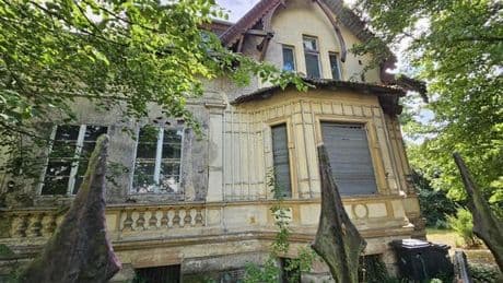 Um diese verlassene Villa in Berlin kursieren wilde Gerüchte