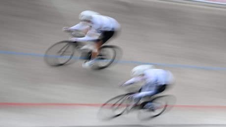 Duits kampioenschap baanwielrennen afgebroken na zwaar ongeval: renners over boarding in publiek