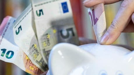 Umfrage: Bankkonto, Aktien, Spardose - Wie Eltern für Kinder sparen