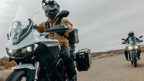 Qué llevar, cómo colocar y viajar con equipaje en moto