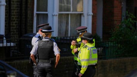 Londra’da bıçaklı saldırı: 5 kişi yaralandı, şüpheli aranıyor
