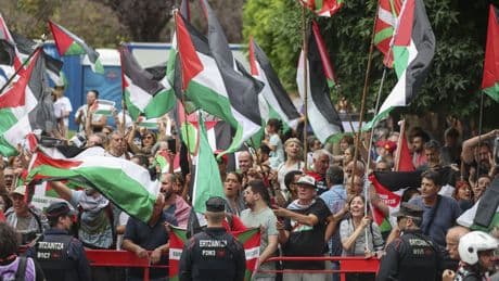 Los manifestantes pro Hamas provocan un lamentable caos en la Vuelta