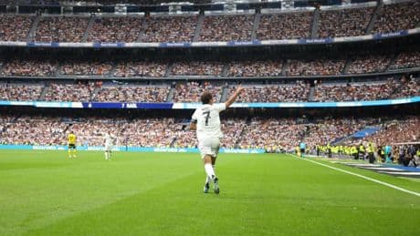 Las leyendas del Real Madrid y del Borussia Dortmund llenan el Santiago Bernabéu en el Corazón Classic Match 2025