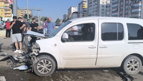 Kırıkkale'de polis aracı ve otomobil çarpıştı, 2'si polis 3 kişi yaralandı