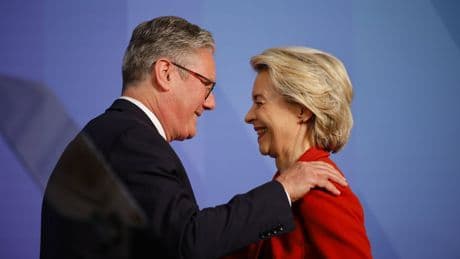 Deal met EU is politiek risico voor Starmer. Rechtse tabloid spreekt van ‘BE-TRADE deal’