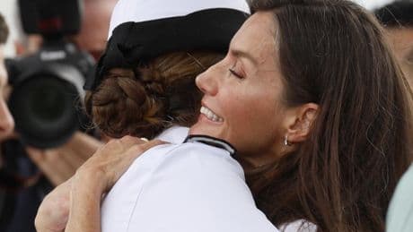 La reina Letizia visita a la princesa durante una escala en Panamá