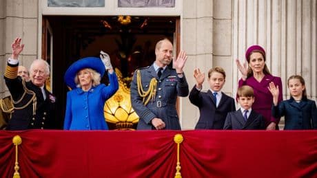La familia real británica, unida en Buckingham después de las palabras del príncipe Enrique