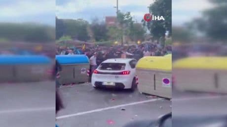 Barselona'da maç öncesi kaos yaşandı! Aracıyla taraftarların arasına daldı: 13 yaralı