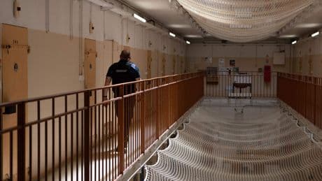 Gevangene (29) die 300 kilo weegt veroorzaakt commotie in Oostenrijk: kost de staat 55.000 euro per maand