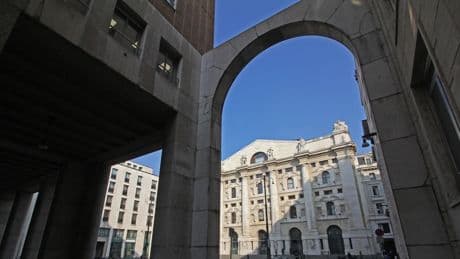 Borsa, l'allarme di Moody's sugli Usa frena le Borse europee. Piazza Affari sconta lo stacco cedole