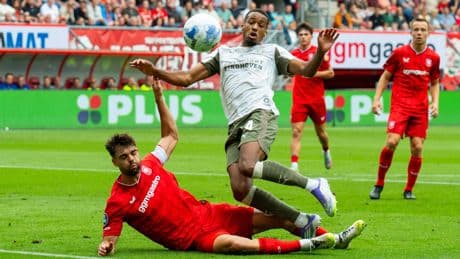 PSV-trainer Peter Bosz haalt hard uit naar analytici na uitspraken over tackle op Alassane Pléa: ’Wat is dit?’