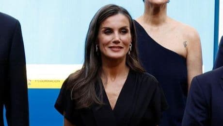Letizia estrena mono y recupera un valioso brazalete de su joyero en los Premios Rey de España de Periodismo