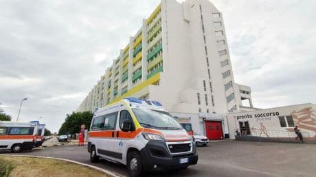 Bimbo di 5 mesi morto in un resort a Carovigno, trovato senza vita nel letto accanto ai genitori. La famiglia di Alatri era in vacanza