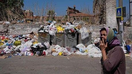 İzmir’de çöp krizi büyüyor! Sokaklar çöplerle doldu, vatandaşlar isyanda