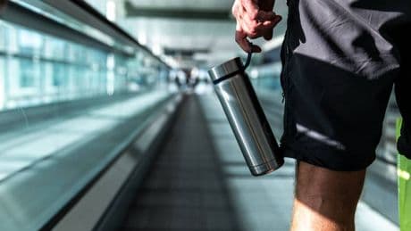 Liquidi in aereo, l'Ue toglierà i limiti