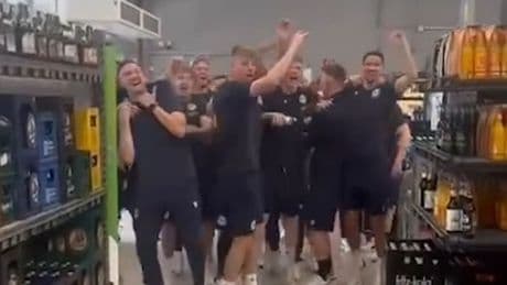Wieder in die 2. Liga! - Bielefelder feiern Aufstiegs-Party im Getränkemarkt
