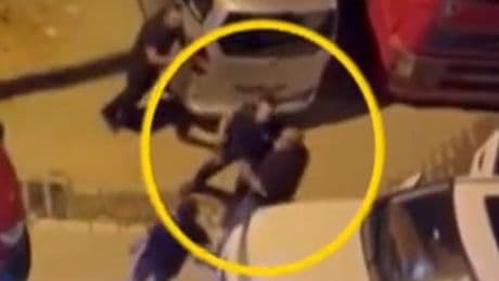 Dur ihtarına uymadı! Polise yumruk attı!