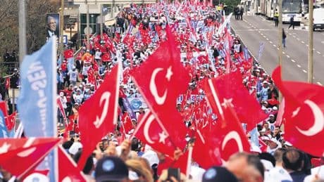 Yurtta davullu zurnalı, horonlu 1 Mayıs