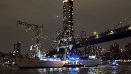 Brooklyn Bridge ship crash live: Search and rescue underway for sailors from Mexican navy boat that hit NYC bridge
