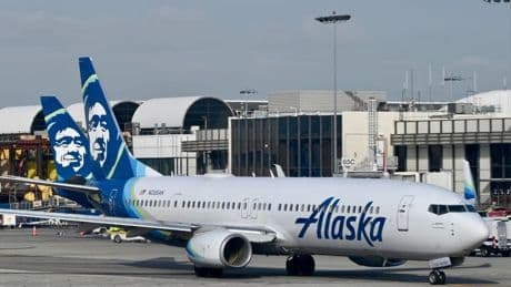 "L'échec de Boeing": les enquêteurs mettent en cause le constructeur après l'incident de la porte arrachée sur un vol Alaska Airlines