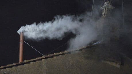 El humo que informa del nuevo Papa: ¿qué es la fumata negra y qué es la fumata blanca?
