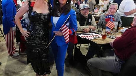 Kristi Noem, Lara Trump und Co.: Warum der Maga-Look der Trump-Frauen ein politisches Statement ist