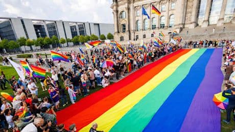 Reaktion auf Klöckner-Entscheid − 400 qm große Regenbogenflagge vor dem Bundestag ausgerollt