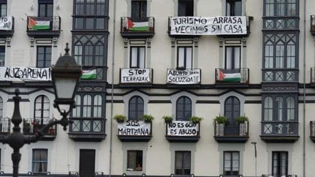 Los vecinos dan la primera batalla en la guerra de las terrazas de Bilbao