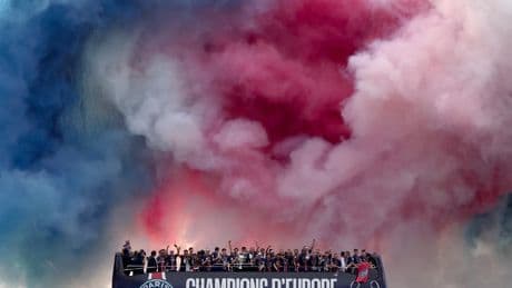 Victoire du PSG : sur les Champs-Élysées, une parade « incroyable » des joueurs pour leurs supporters
