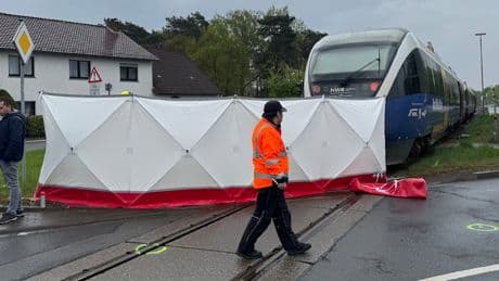 Unfall am Bahnübergang - Regiozug tötet Rolli-Fahrer (89)