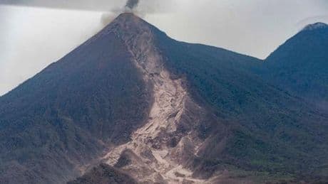 Fuego Yanardağı patladı! Halk tahliye edildi, eğitime ara verildi