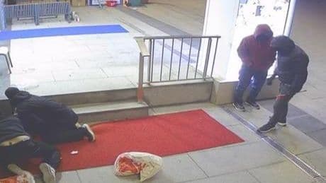 Kuyumcuyu soymaya kalktılar birbirlerine 'kasa yok' diye bağırdılar