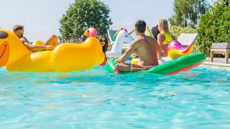 Achtung, Eltern: Darauf müssen Sie bei aufblasbaren Schwimmtieren unbedingt achten