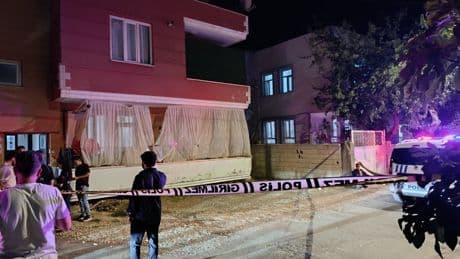 Annesini darbeden babasını bıçakla ağır yaraladı