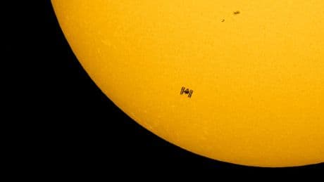 ISS rast an Sonne vorbei - Für dieses Foto blieb weniger als eine Sekunde