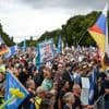 Start am Brandenburger Tor: Tausende bei „Querdenken“-Demo durchs Berliner Zentrum