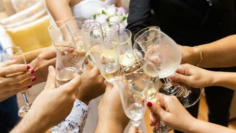 Si tienes entre 30 y 40 años seguramente estés cansado de ir a bodas. Hay algo peor: bodas donde no sirven alcohol