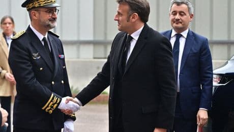 Sécurité : après avoir donné raison à Robert Ménard sur TF1, Emmanuel Macron en tournée promo de la politique Darmanin