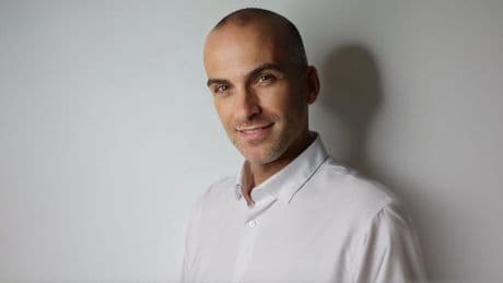 Jordi Justribo, maquillador profesional: “El mayor error que podemos cometer maquillando una piel madura es utilizar productos en polvo”
