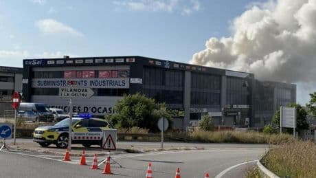 Controlado el incendio que ha obligado a confinar a 150.000 personas por una nube tóxica