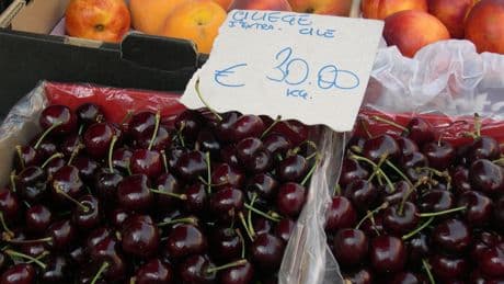 Ciliegie a prezzi record: a Milano oltre i 23 euro al chilogrammo, mentre scende il prezzo dell’altra frutta estiva