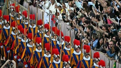 Nuovo papa, cosa succede ora e quando si affaccia: il nuovo pontefice saluta i cardinali, stasera a cena con loro