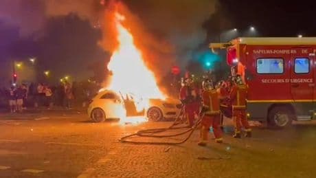PSG-Inter Milan: les images impressionnantes d'une voiture brûlée lors des célébrations parisiennes
