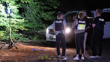 Opfer lag blutend im Gebüsch - Mann (43) stirbt nach Messer-Attacke auf Parkplatz