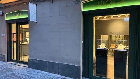 Empezaron vendiendo relojes en un bote del puerto y hoy su joyería tiene 130 años